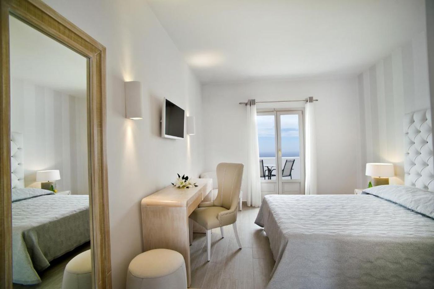 Santorini-Palace-Room-9