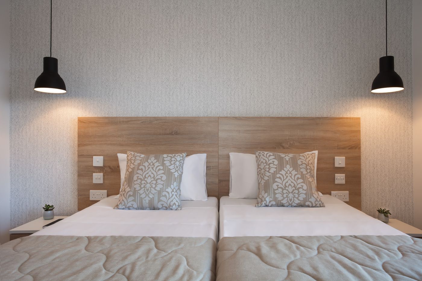 The-Plaza-and-Plaza-Regency-Hotels-Room-25