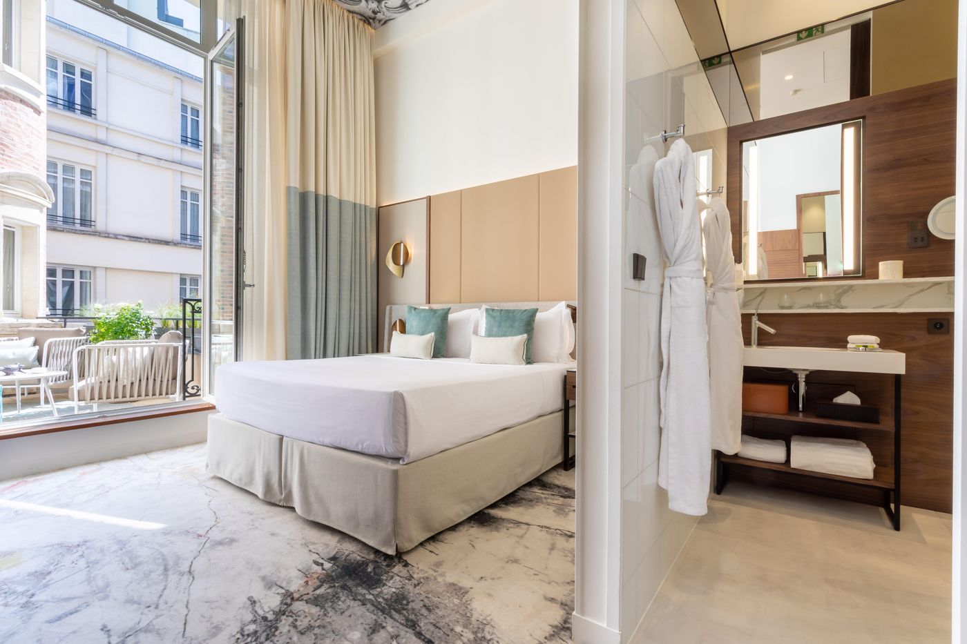 InterContinental-Paris---Champs-Elysees-Etoile--an-IHG-Hotel-Room-30
