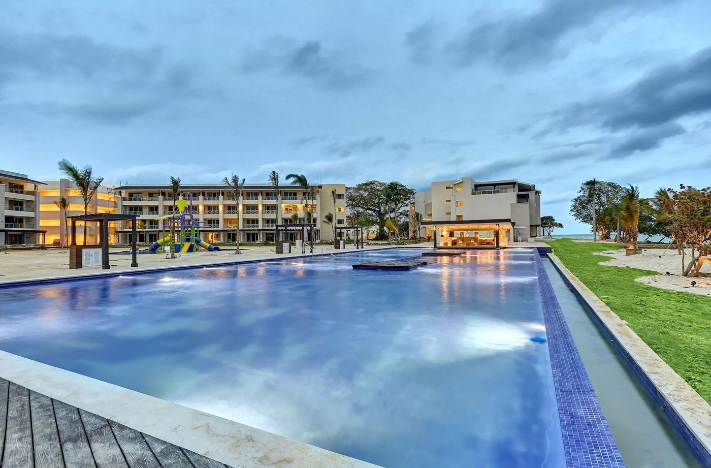 Royalton-Negril-Resort---Spa-All-Inclusive-Pool-4