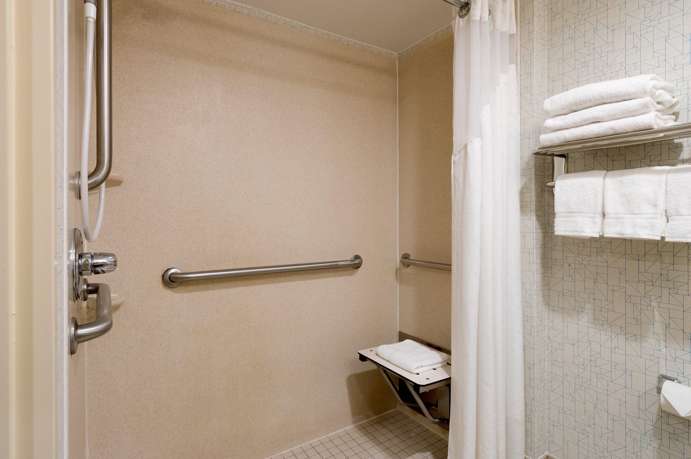 Holiday-Inn-Express-New-York-City-Times-Square-Room-28
