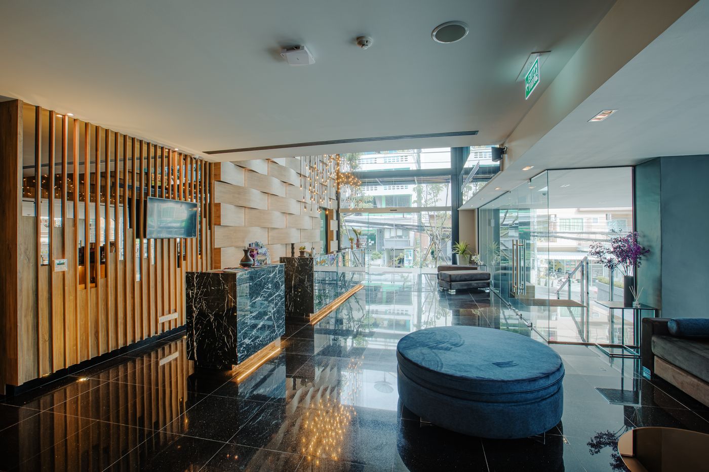 Rak-Elegant-Hotel-Patong-Lobby-40