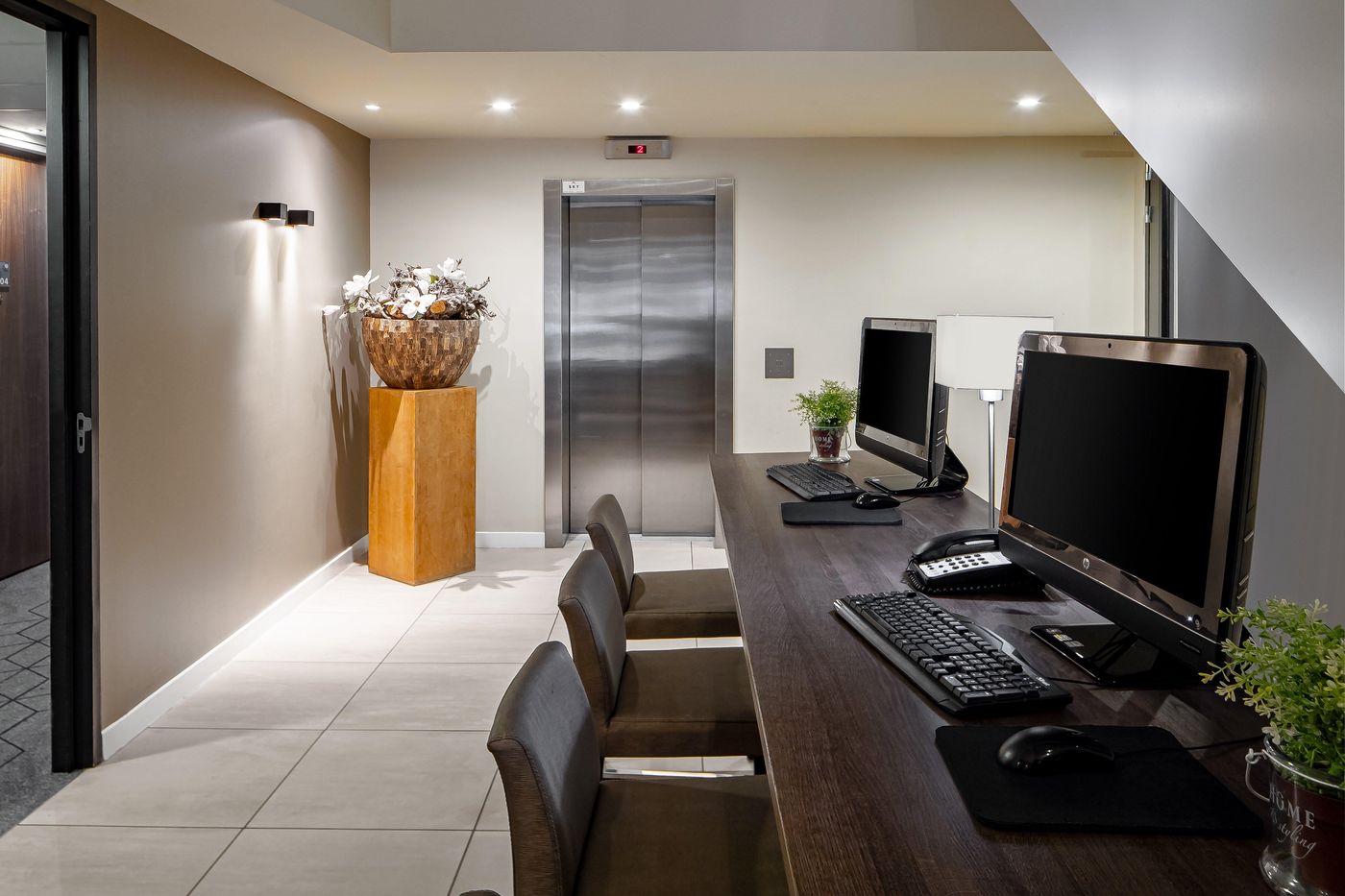 Holiday-Inn-Express-Amsterdam-South-Lobby-6