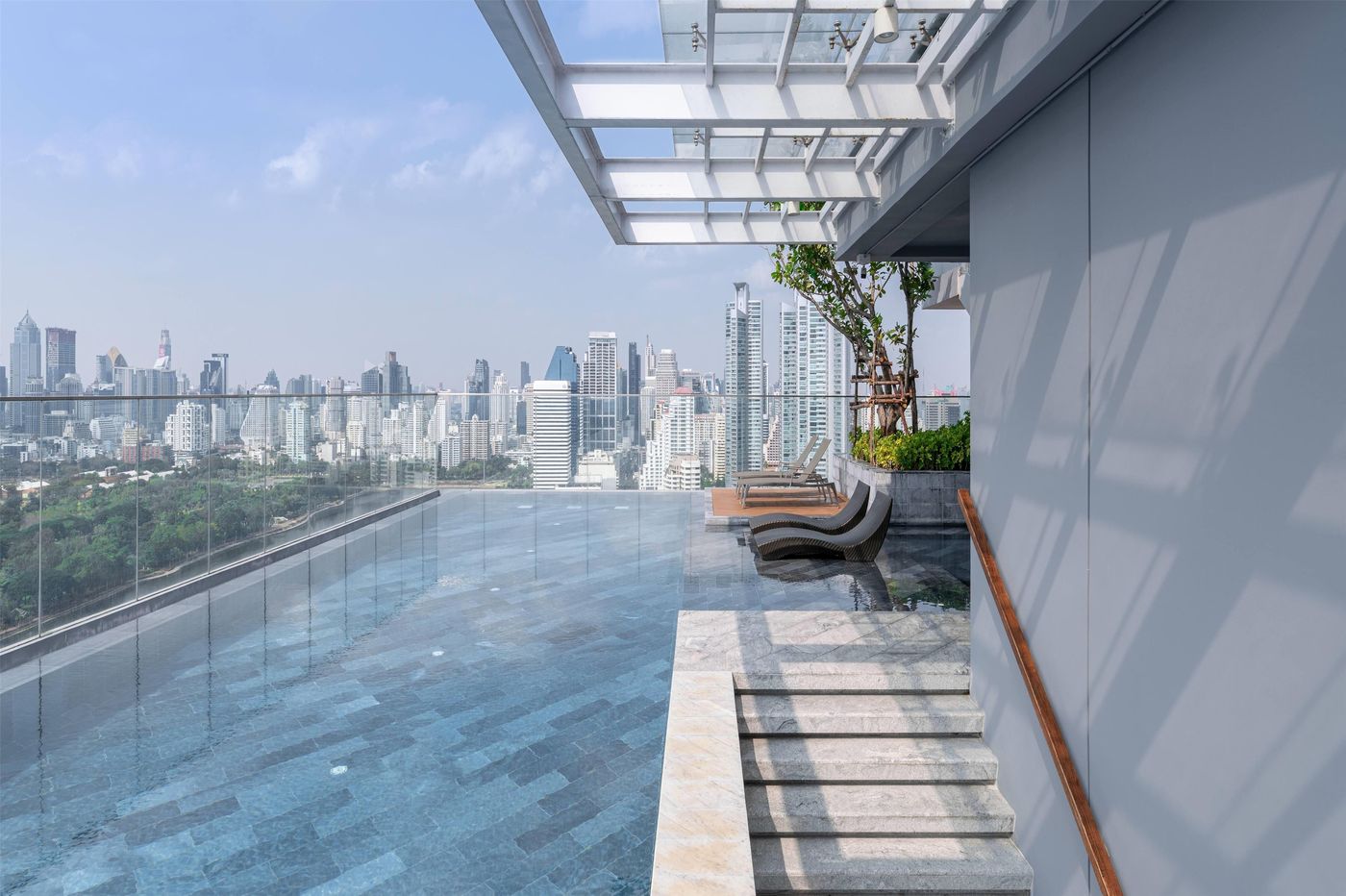 Wyndham-Bangkok-Queen-Convention-Centre-Pool-61