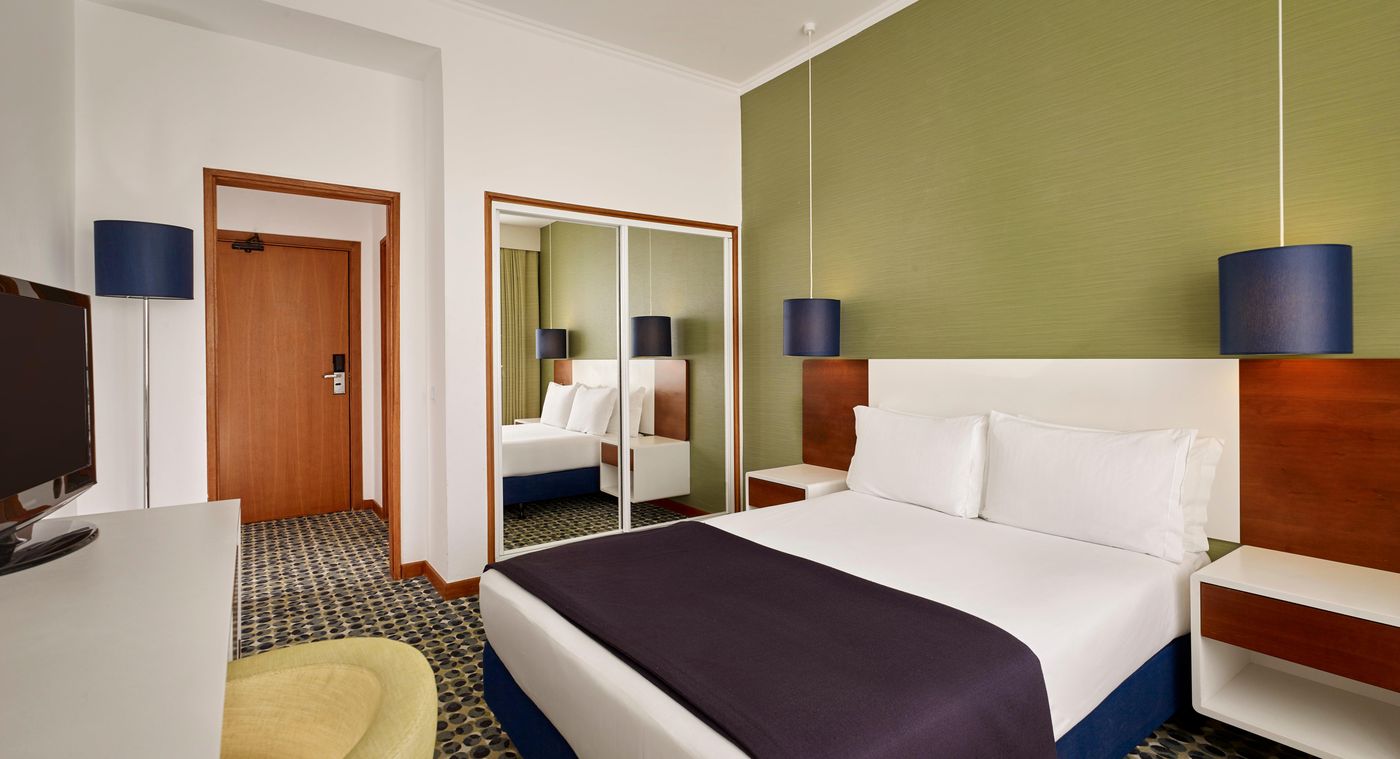 Holiday-Inn-Algarve-Room-12
