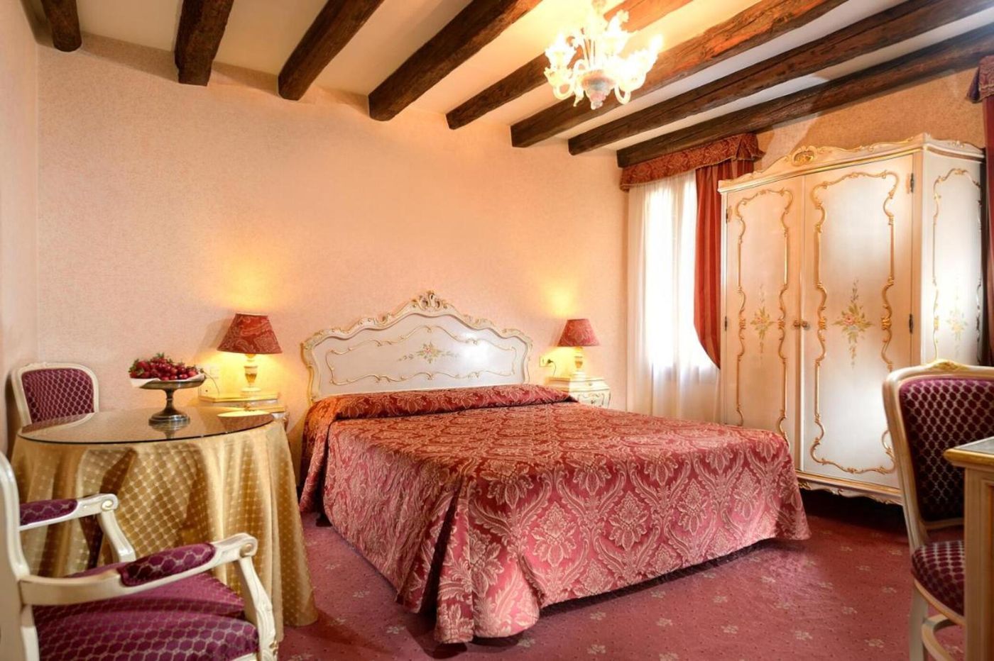 Ambassador-Tre-Rose-Room-4