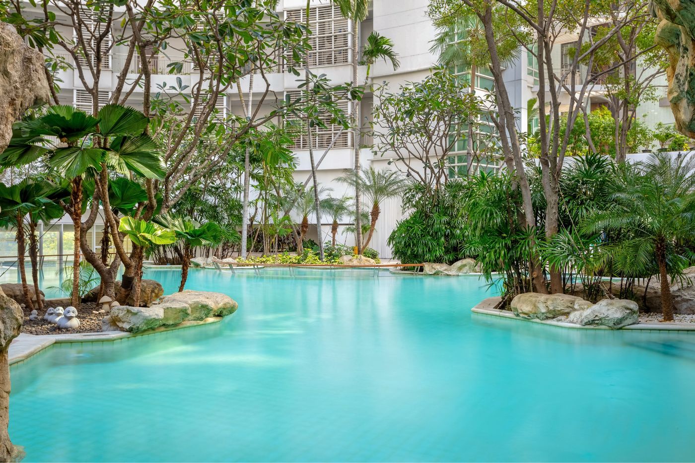 Dusit-Suites-Hotel-Ratchadamri--Bangkok-Pool-38