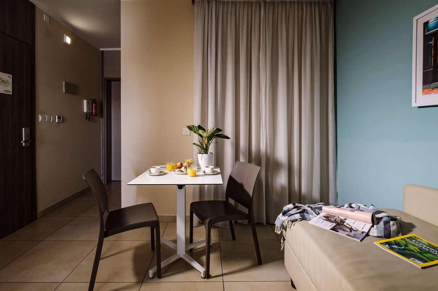 Hotel-115-The-Strand-Hotel-and-Suites-Room-23