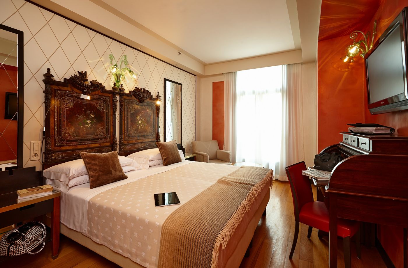 Saturnia---International-Room-2