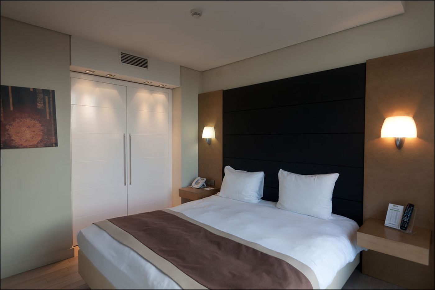 B-Aparthotel-Grand-Place-Room-13