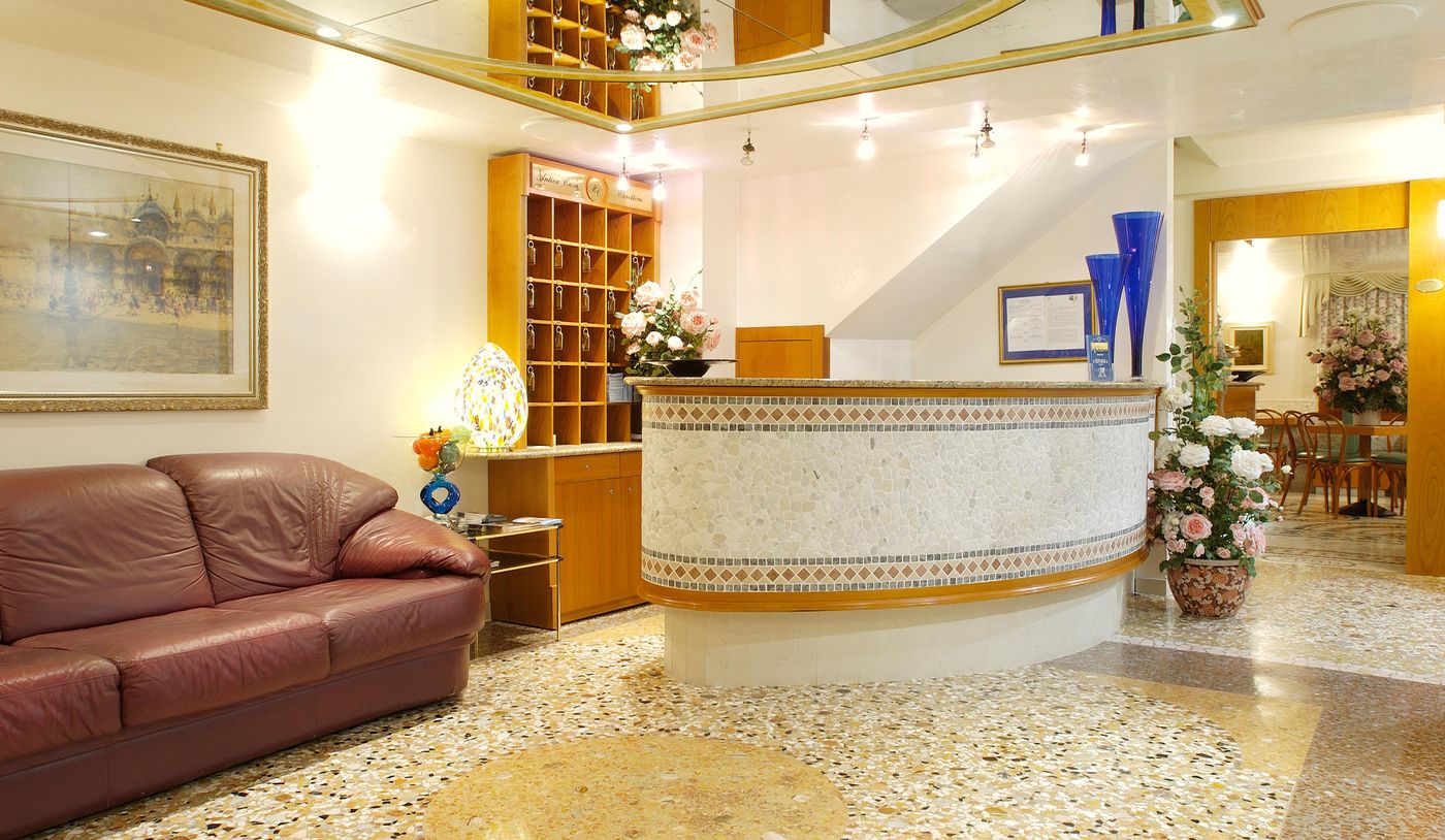 Antica-Casa-Carettoni-Lobby-1