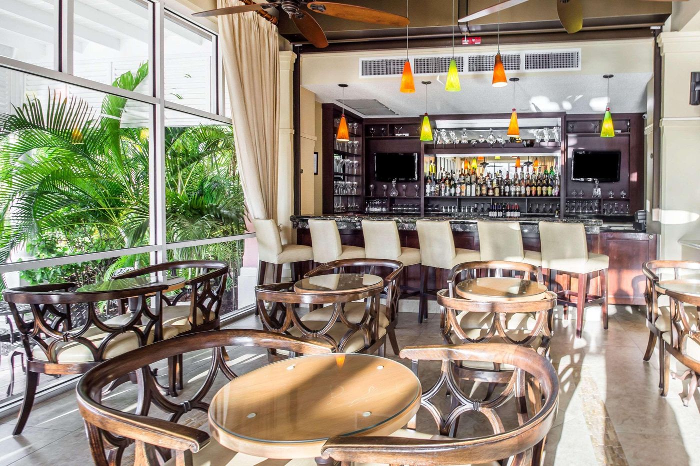 Comfort-Suites-Paradise-Island-Bar-37
