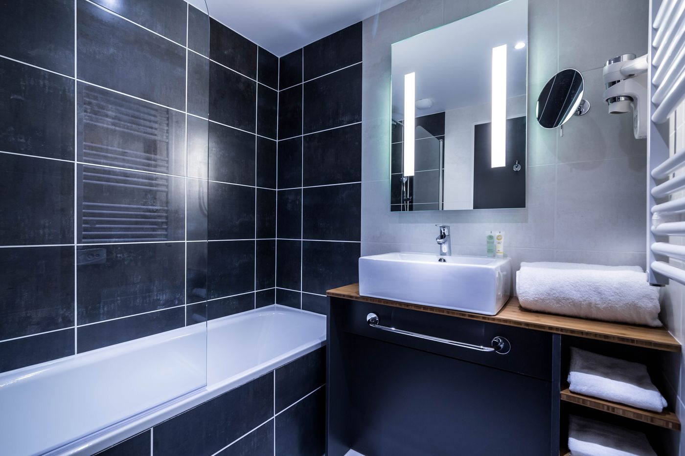 Best Western Plus Suitcase Paris la Defense