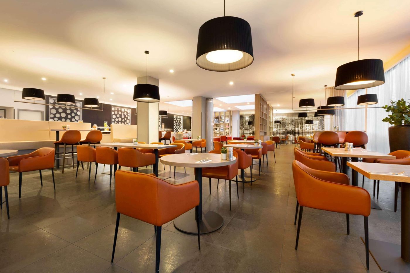 Ramada-by-Wyndham-Amsterdam-Airport-Schiphol-Restaurant-11