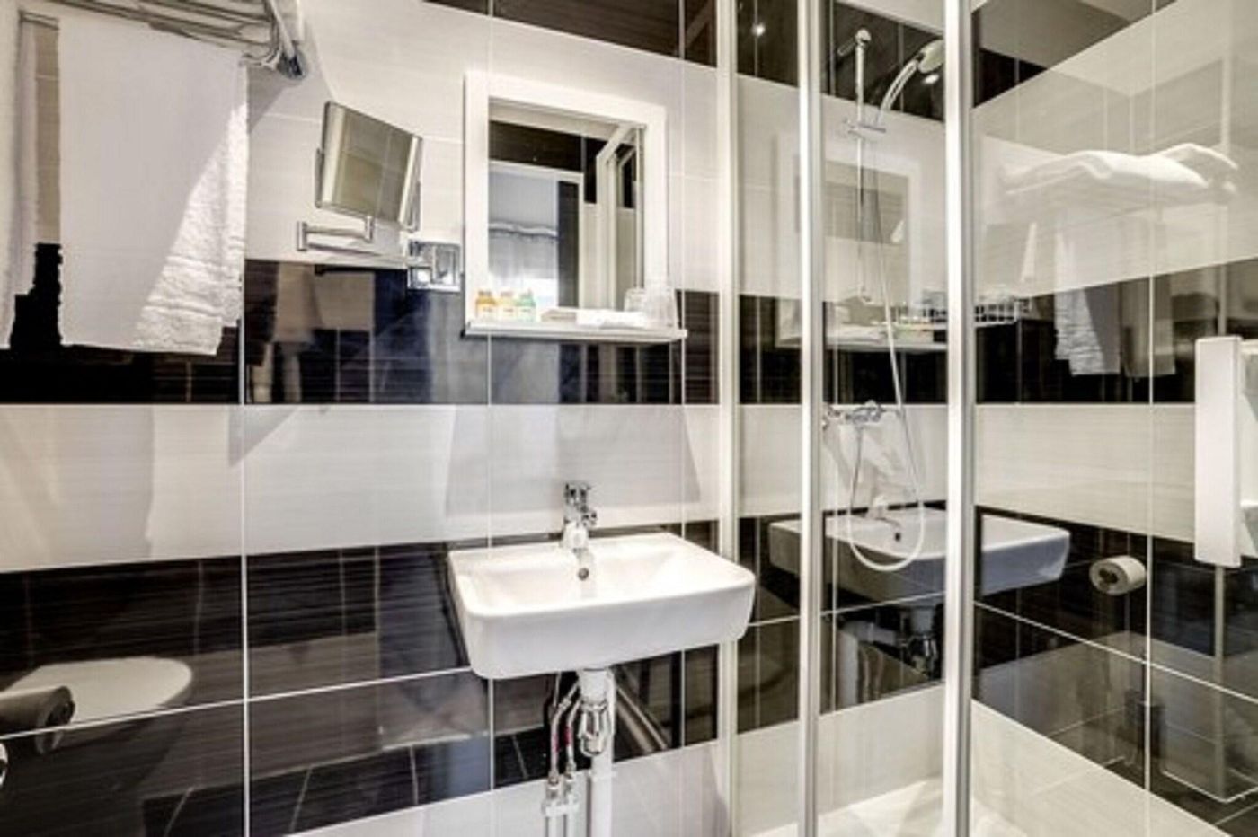 Paris-Hotel-Clichy-Room-24