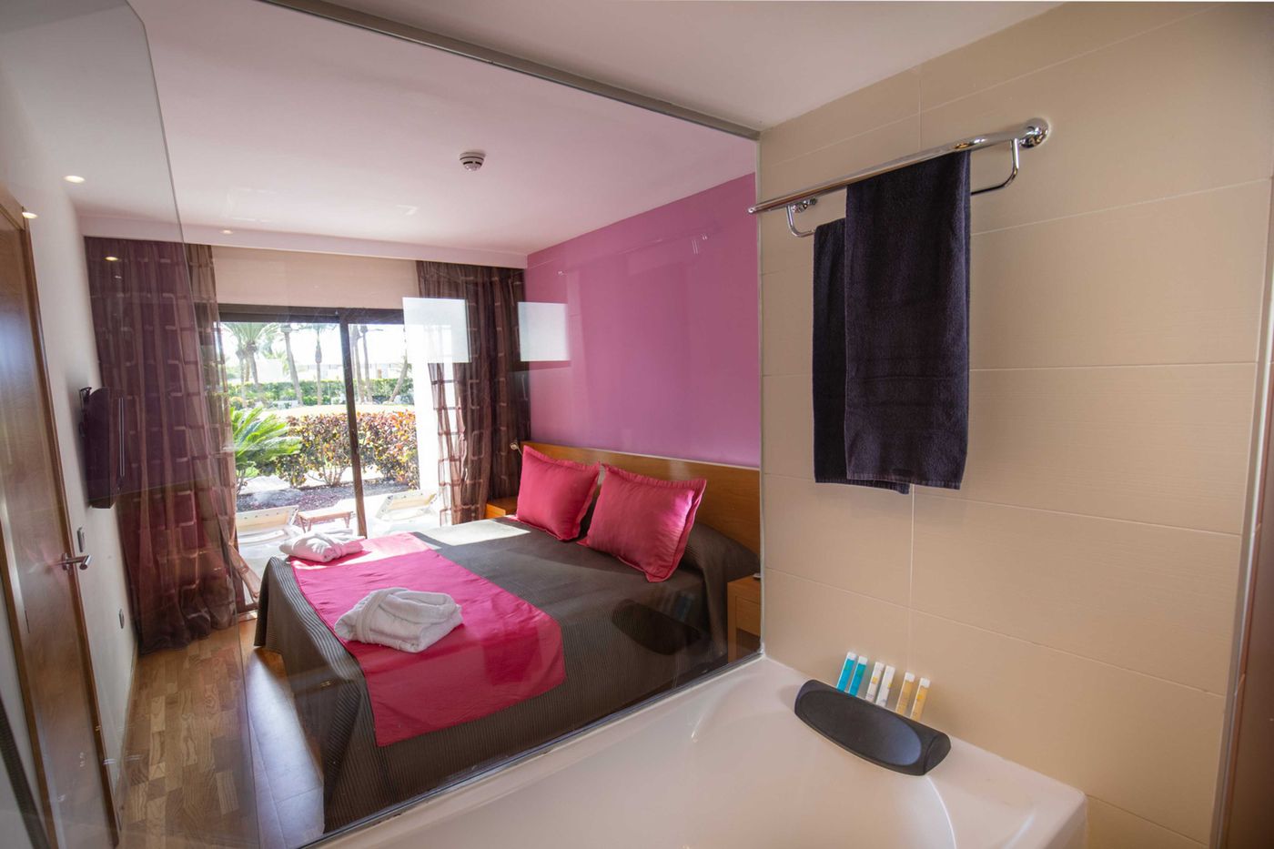 R2 Romantic Fantasia Dreams & Suites Hotel