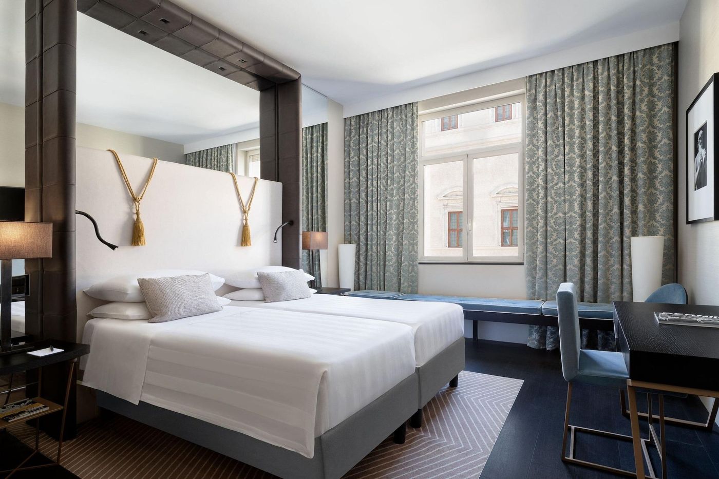 Sina-Bernini-Bristol--Autograph-Collection-Room-27