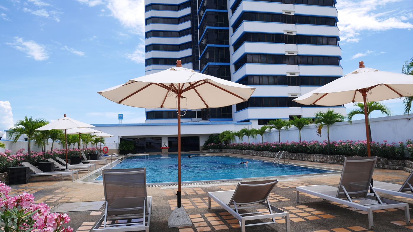Royal-Phuket-City-Pool-4