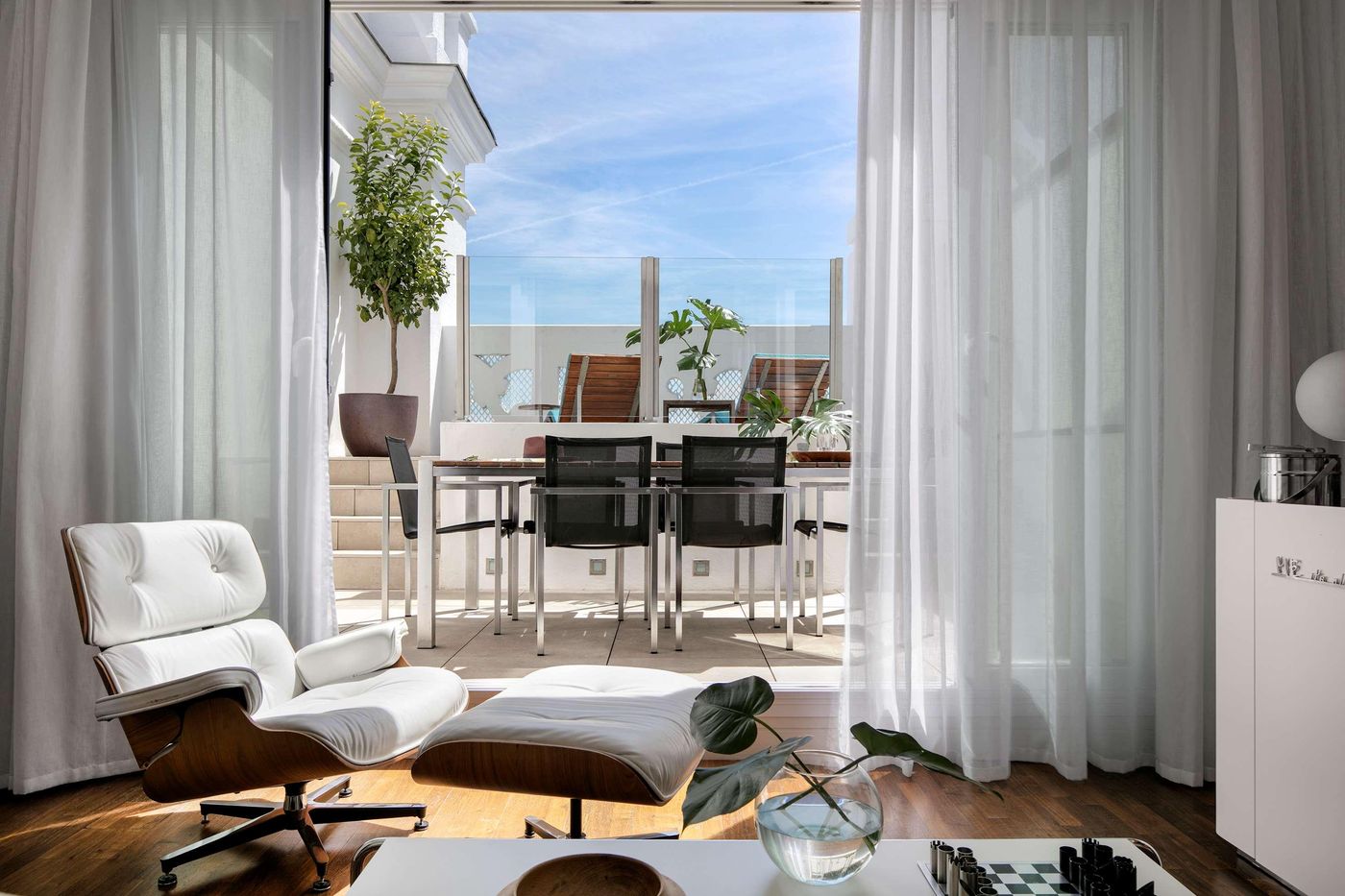 ME-Madrid-Reina-Victoria-Room-3