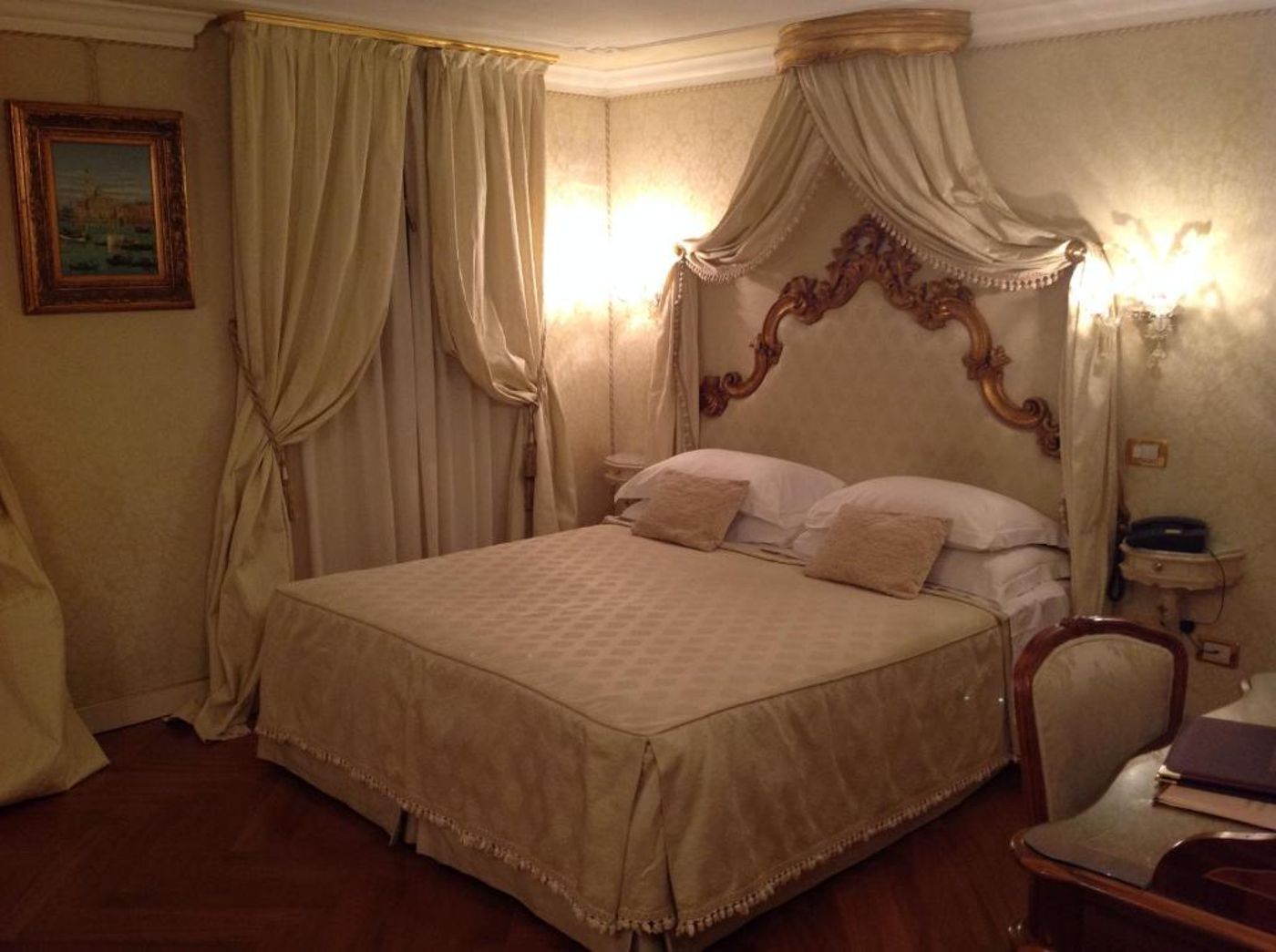 Antico-Doge---a-Member-of-Elizabeth-Hotel-Room-36