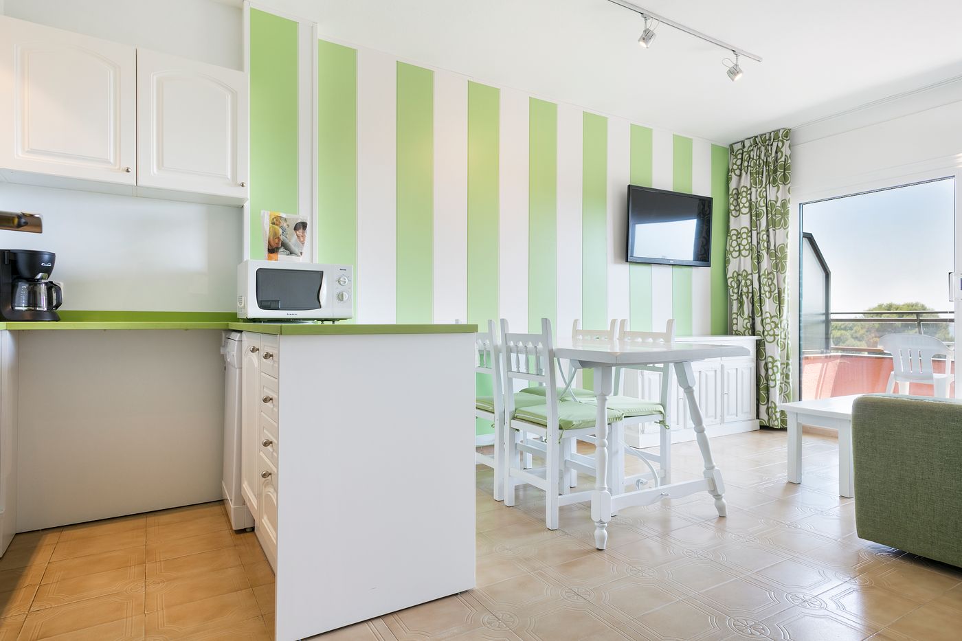 Salles-Beach-Apartments-Room-14