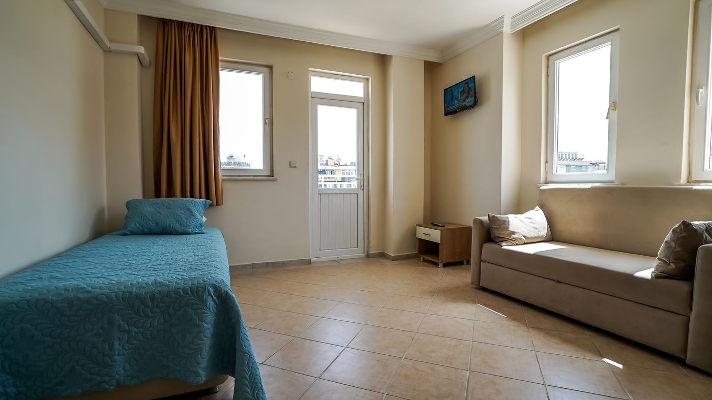 Catty Cats Garden Hotel