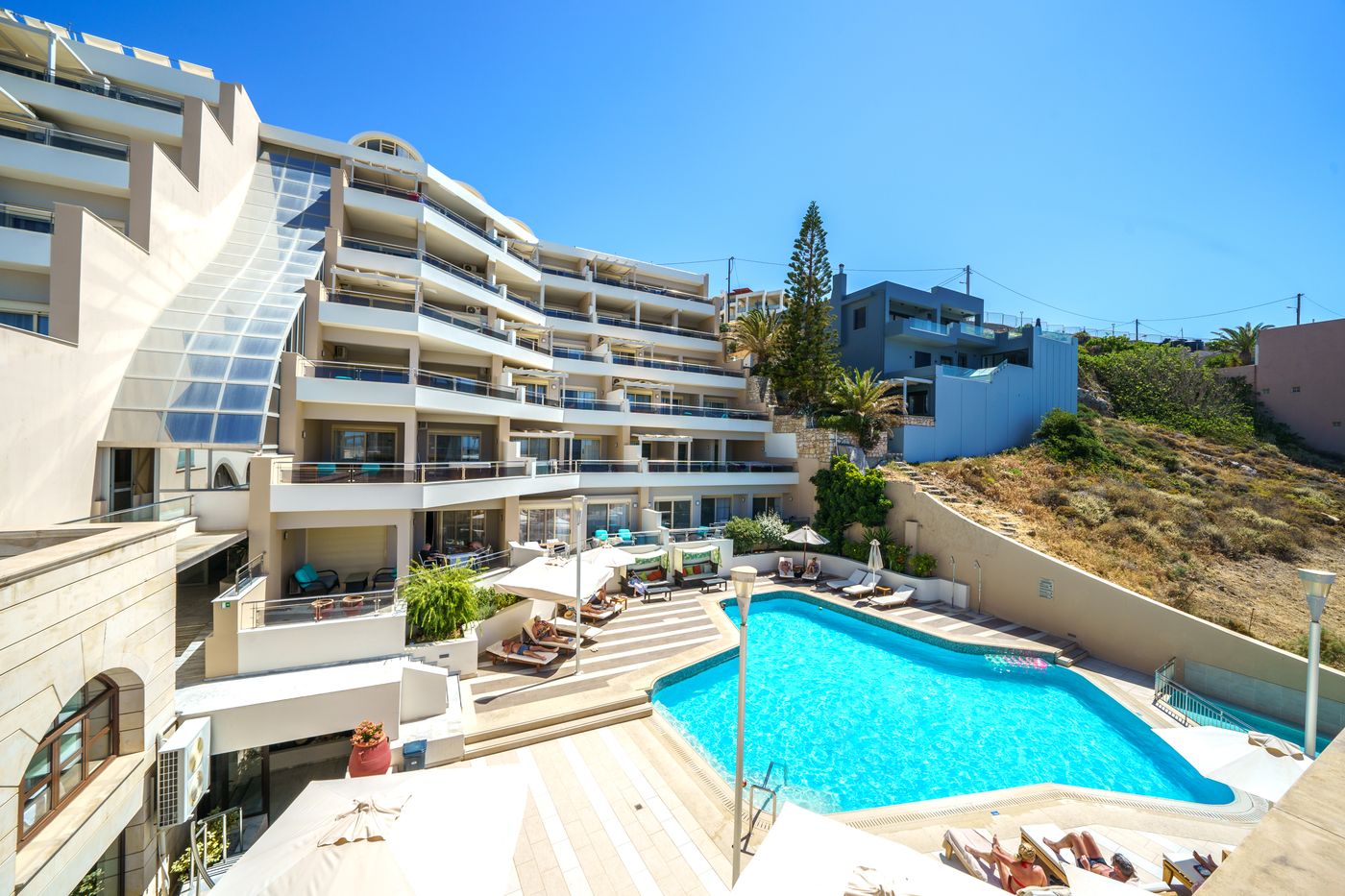 Macaris-Suites-and-Spa-Pool-1