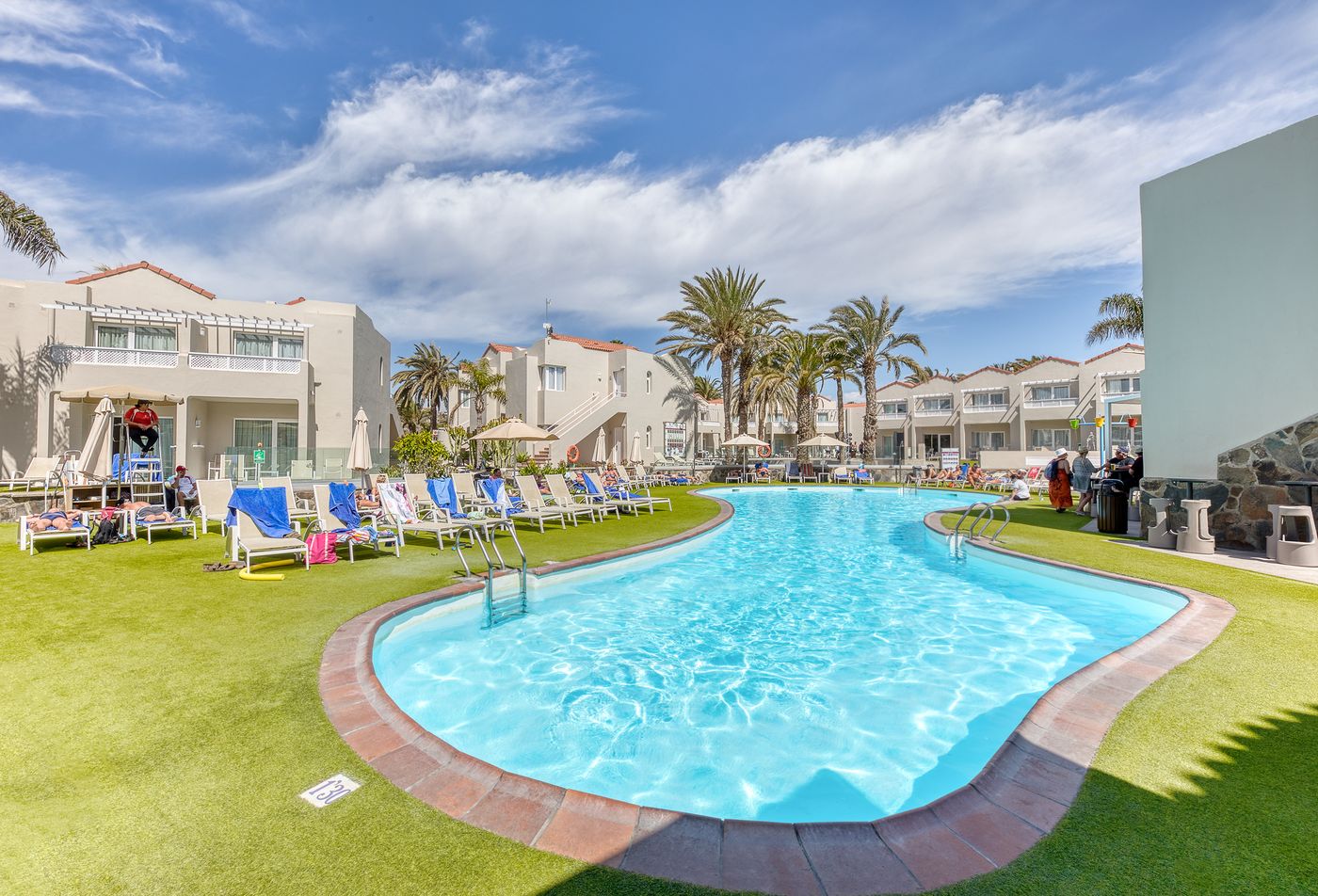 Hotel-LIVVO-Koala-Garden-Pool-2