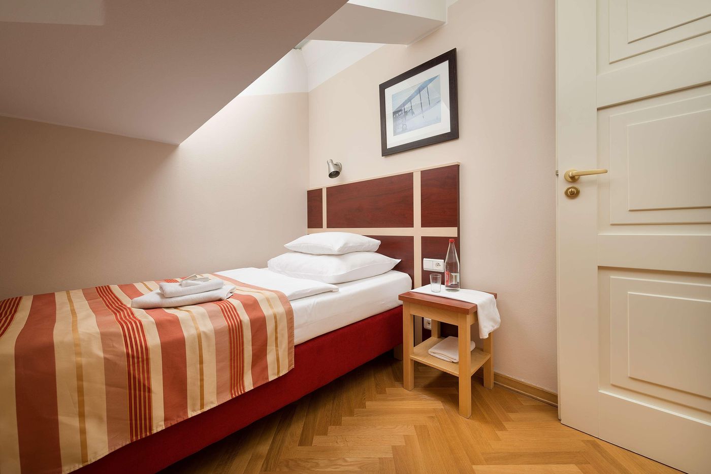 EA-Hotel-Julis-Room-25