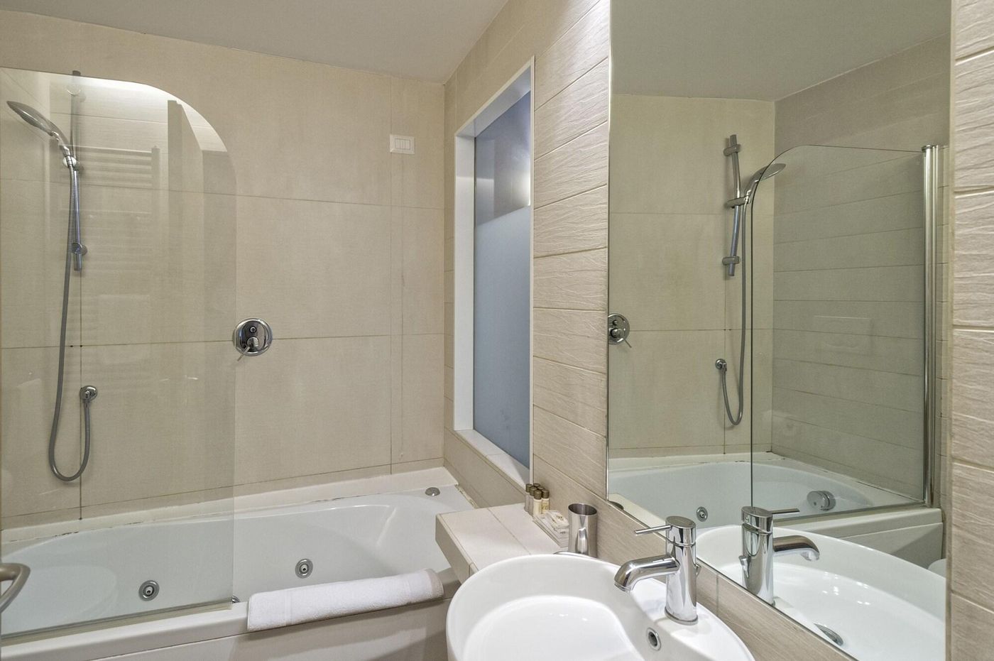 Little-Queen-Suite-Room-60