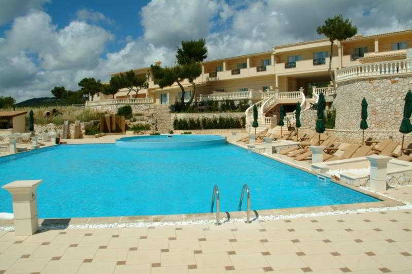 Mabely-Grand-hotel-Pool-2