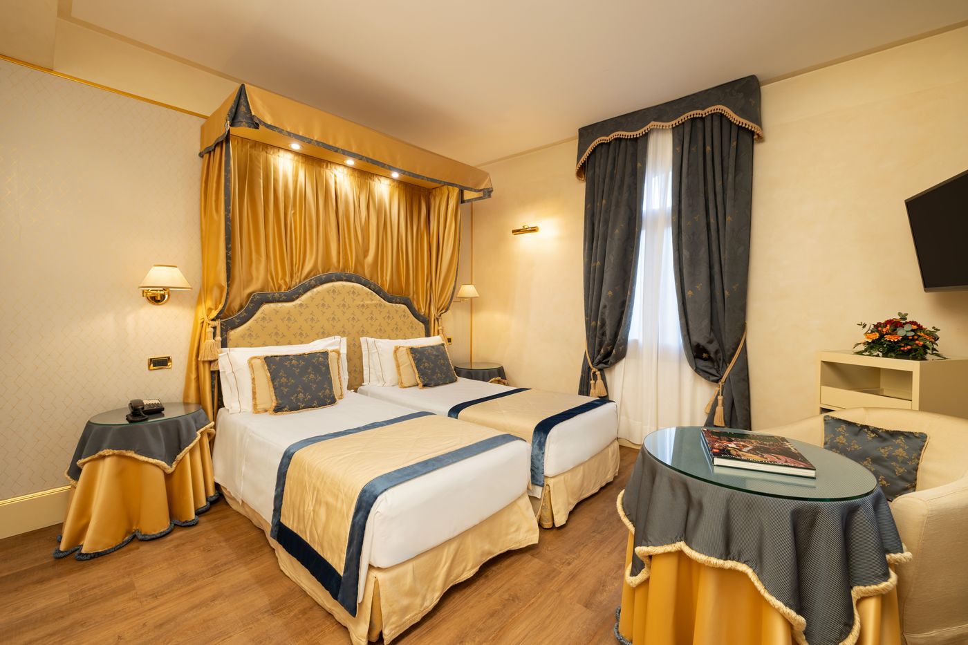 A-La-Commedia-Room-15