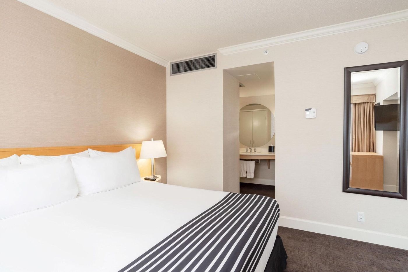 Sandman-Signature-Hotel---Resort-Vancouver-Airport-Room-23