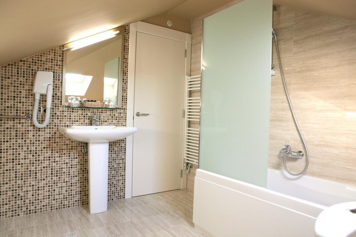 Hotel Montedobra-Spain-TORRELAVEGA-Room-9