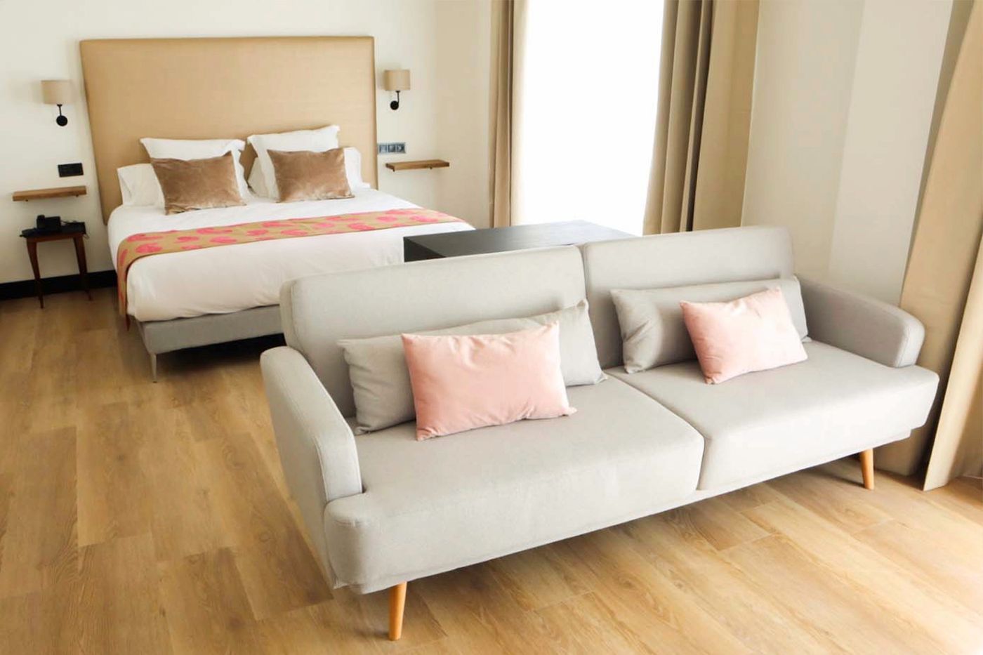 Fay-Victoria-Beach-Room-20