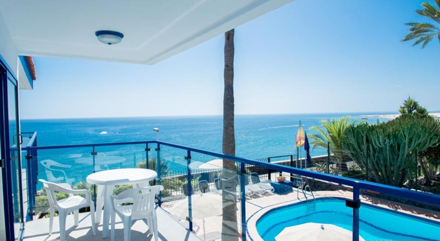 Los Caribes Apartments