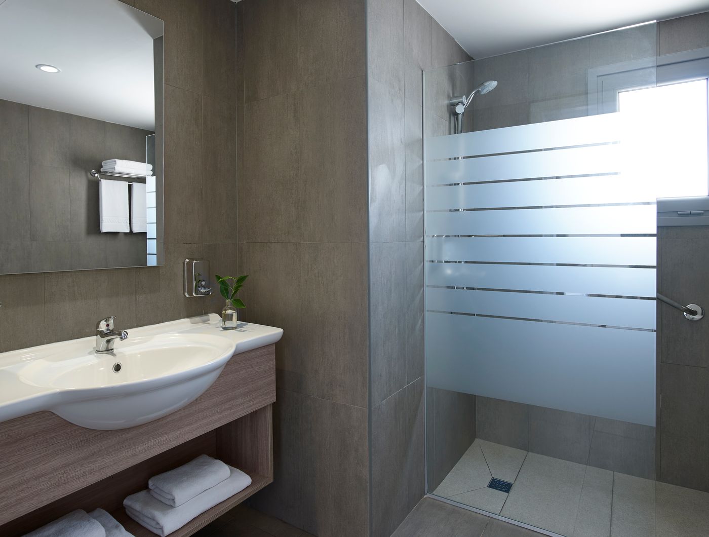 Louis-St-Elias-Resort---Waterpark-Room-55