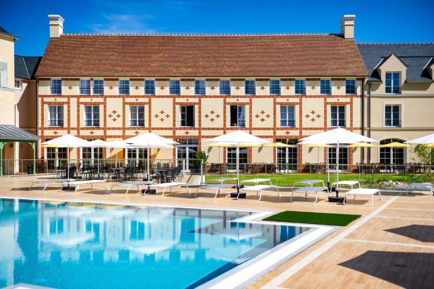 Staycity-Aparthotels-near-Disneyland---Paris-Pool-72