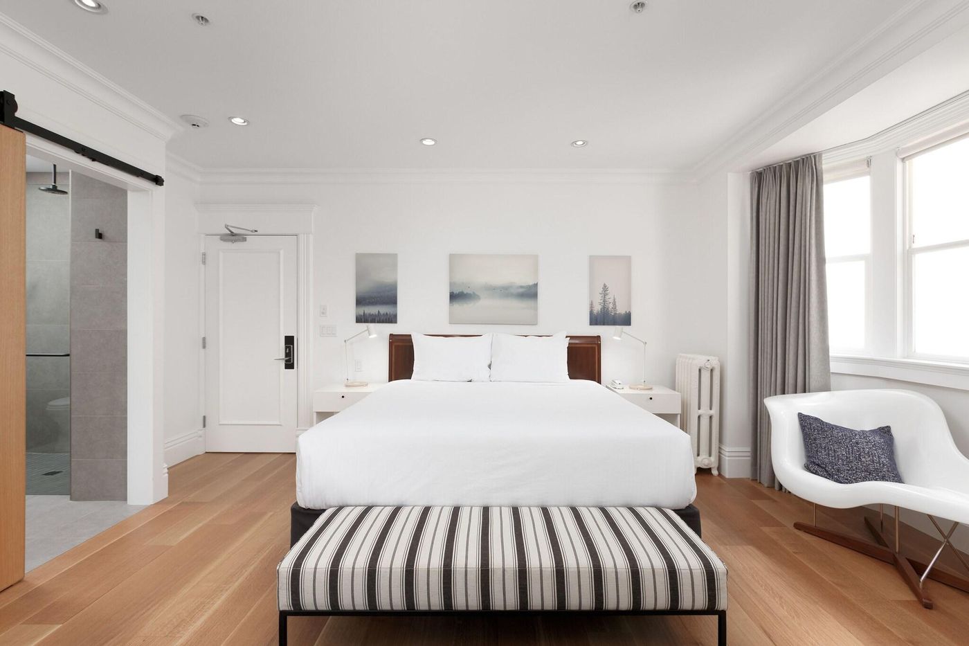 Victorian-Hotel-Vancouver-Room-36