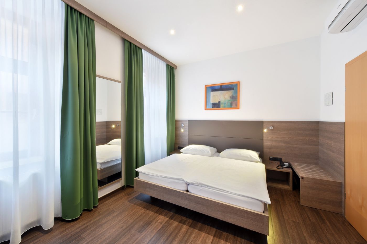 Lucia - Austria - Vienna - Room - 1