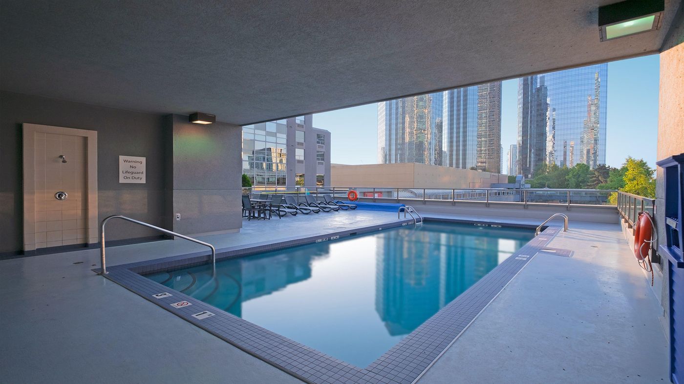 Holiday-Inn-Express-Vancouver-Metrotown--Burnaby--Pool-41