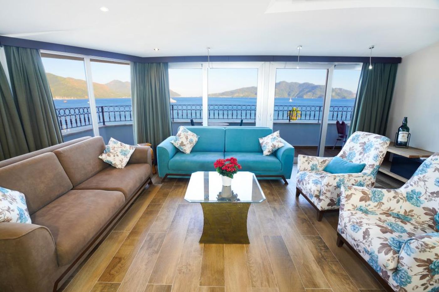 Aurasia Seaside Hotel