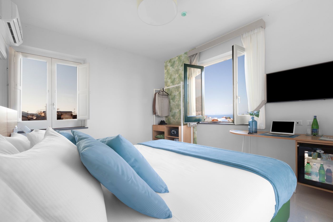 Unconventional-Sorrento-Coast-Room-15