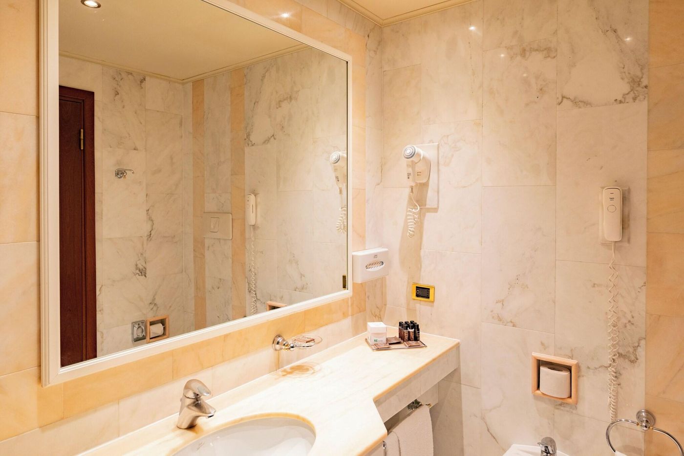 Hotel Internazionale - Italy - Bologna - Room - 9