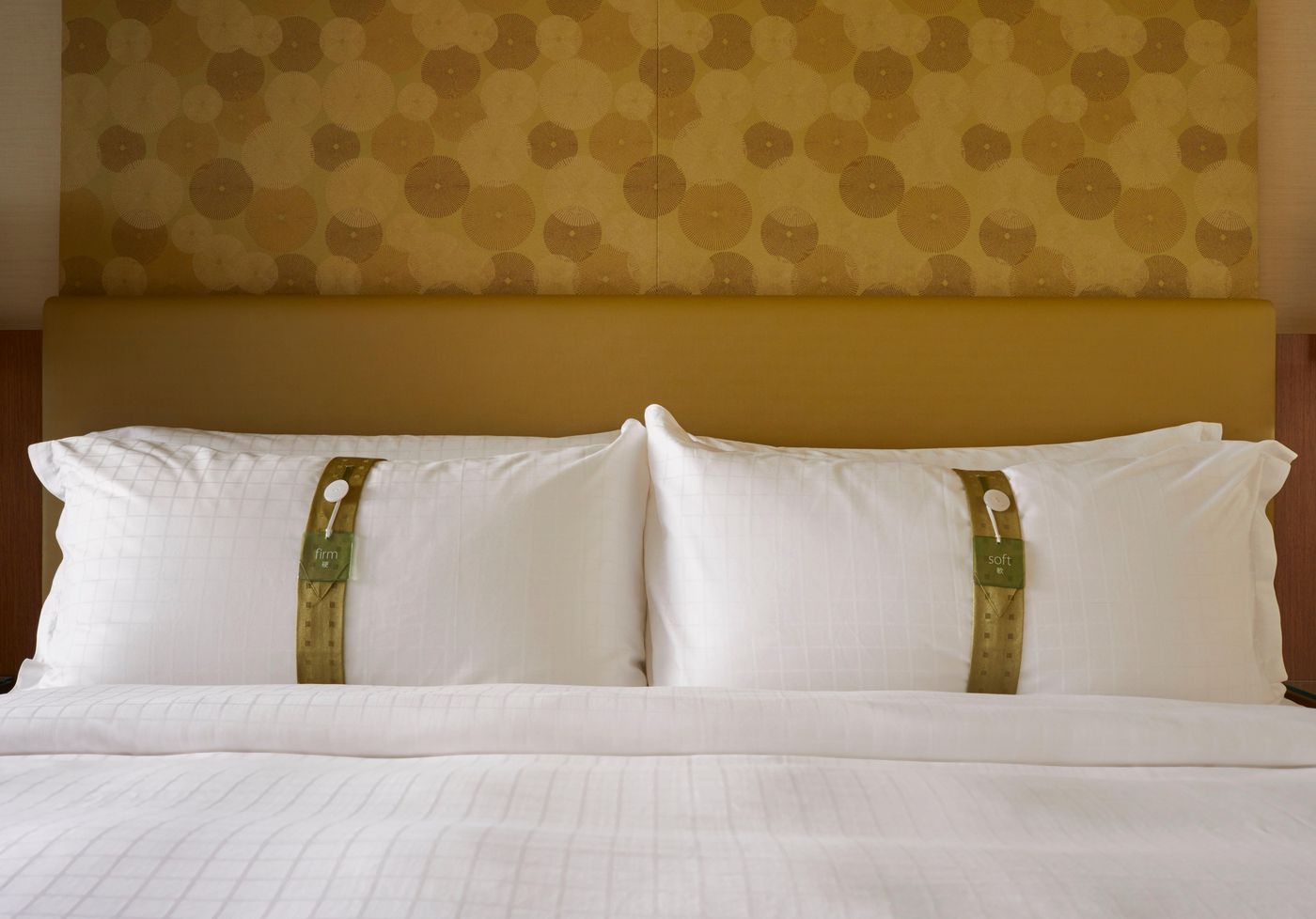 Holiday-Inn-Golden-Mile-Hong-Kong-Room-38