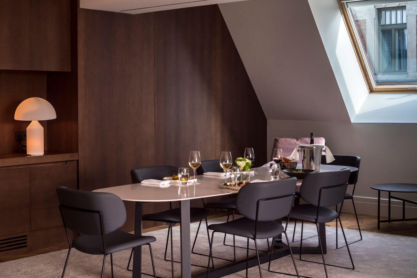 Kozmo-Hotel-Suites---Spa-Room-11