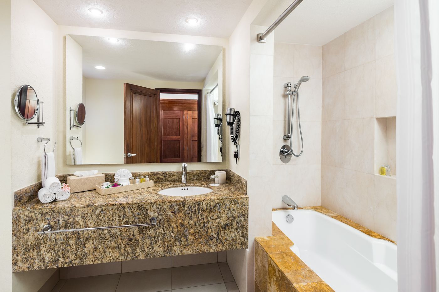 Bluebay-Grand-Esmeralda-Room-35