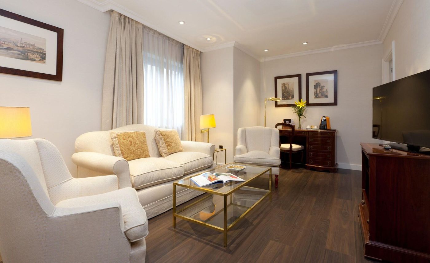 Santos-Praga-Room-10