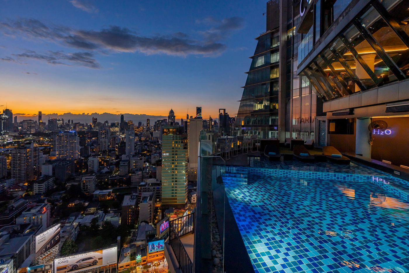 The-Continent-Hotel-Sukhumvit---Asok-BTS-Bangkok-Pool-9