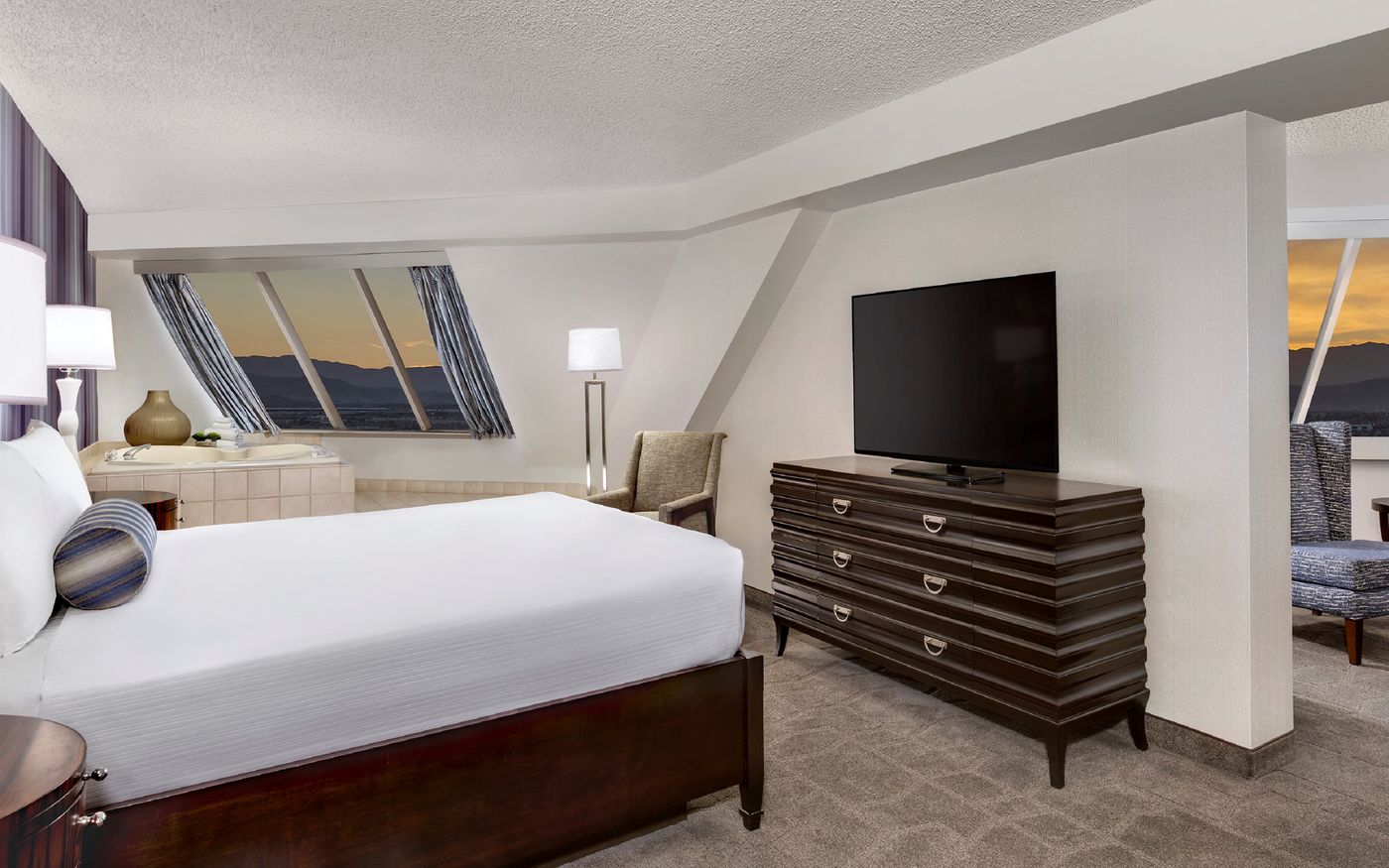 Luxor-Hotel-and-Casino-Room-25